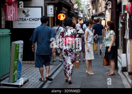 Pontocho (先斗町) Lane, eine enge, versteckte Gasse in der Seitenstraße, gesäumt von Restaurants, ein beliebtes Nachtlokal und Geisha hanamachi Viertel in Kyoto, Japan. Stockfoto