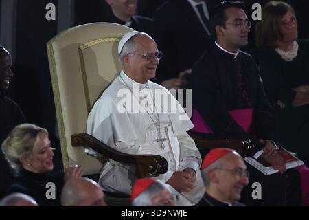 Vatikanstadt, Italien. Dezember 2025. Vatikanstadt, Italien - 6. Dezember 2025: Papst Leo XIV. Nimmt an dem Konzert für die Armen mit dem kanadischen Sänger Michael Steven Buble und Serena Autieri im Paul VI.-Saal im Vatikan Teil. Quelle: Unabhängige Fotoagentur/Alamy Live News Stockfoto