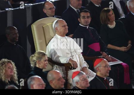 Vatikanstadt, Italien. Dezember 2025. Vatikanstadt, Italien - 6. Dezember 2025: Papst Leo XIV. Nimmt an dem Konzert für die Armen mit dem kanadischen Sänger Michael Steven Buble und Serena Autieri im Paul VI.-Saal im Vatikan Teil. Quelle: Unabhängige Fotoagentur/Alamy Live News Stockfoto