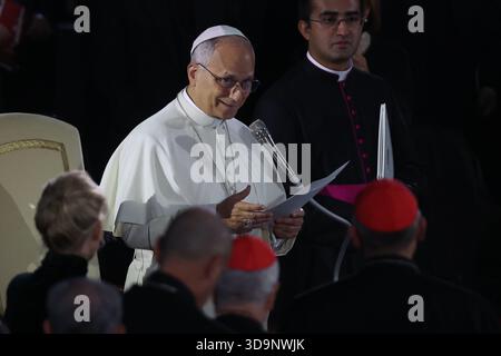 Vatikanstadt, Italien. Dezember 2025. Vatikanstadt, Italien - 6. Dezember 2025: Papst Leo XIV. Nimmt an dem Konzert für die Armen mit dem kanadischen Sänger Michael Steven Buble und Serena Autieri im Paul VI.-Saal im Vatikan Teil. Quelle: Unabhängige Fotoagentur/Alamy Live News Stockfoto