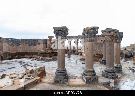Zvartnots, Armenien. Ruinen der kreisförmigen Kathedrale aus dem 7. Jahrhundert mit den erhaltenen Säulen, die die Pracht der frühmittelalterlichen armenischen Architektur zeigen. Stockfoto
