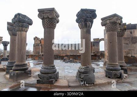 Zvartnots, Armenien. Ruinen der kreisförmigen Kathedrale aus dem 7. Jahrhundert mit den erhaltenen Säulen, die die Pracht der frühmittelalterlichen armenischen Architektur zeigen. Stockfoto
