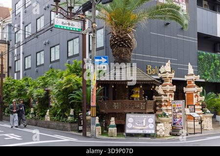 Osaka, Japan - 31. März 2025: Städtische Begrünung des Fassade Bali Hotels in den Straßen von Osaka, Japan Stockfoto