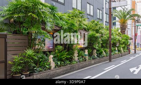 Osaka, Japan - 31. März 2025: Städtische Begrünung des Fassade Bali Hotels in den Straßen von Osaka, Japan Stockfoto