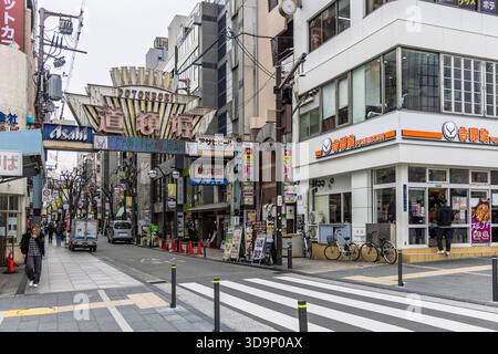 Osaka, Japan - 31. März 2025: Eingangstor Dotonbori District, eines der wichtigsten Touristen- und Nachtleben Osakas, in Osaka, Japan Stockfoto