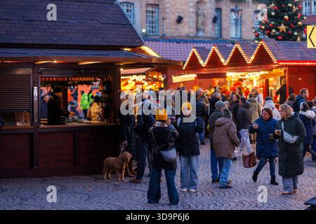 Menschen genießen frühweihnachtliches Ambiente in der Düsseldorfer Altstadt Stockfoto