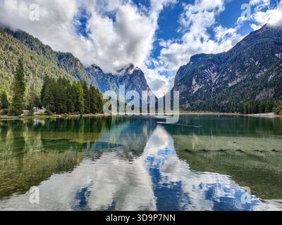 Ruhige Landschaft am Toblacher See (Toblacher See) in Südtirol mit Seeblitzen und Berggipfeln. Dolomiten, Italien Stockfoto