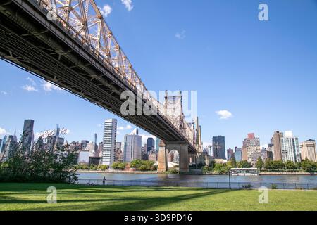 Queensboro Bridge und Blick auf Midtown Manhattan und Roosevelt Island von Queens, New York City. Stockfoto