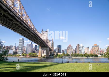 Queensboro Bridge und Blick auf Midtown Manhattan und Roosevelt Island von Queens, New York City. Stockfoto