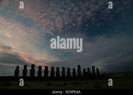 Moai-Statuen von Ahu Tongariki bei Sonnenaufgang auf der Osterinsel Stockfoto