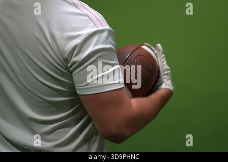 Flaggenfußballspieler, der einen American Football hält. Stockfoto