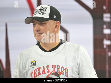 Waco, Texas, USA. Dezember 2025. Joey McGuire, Cheftrainer der Texas Tech Red Raiders, nach dem NCAA Football-Spiel zwischen den BYU Cougars The und den Texas Tech Red Raiders im McLane Stadium in Waco, Texas. Matthew Lynch/CSM/Alamy Live News Stockfoto
