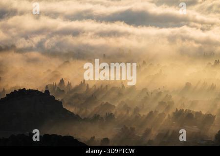 Stoney Point Park mit farbenfrohem Sonnenaufgangsnebel in der Gemeinde Chatsworth in Los Angeles, Kalifornien. Stockfoto