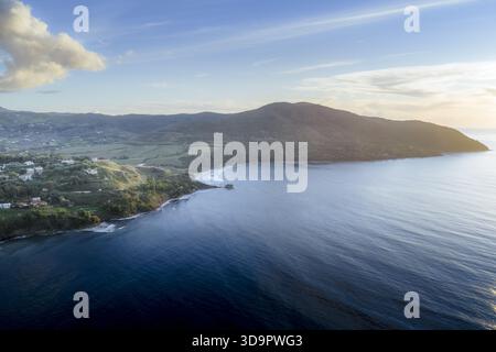 Blick aus der Vogelperspektive auf die Küste und treffen auf eine bergige Landschaft unter einem strahlenden Himmel, wo die Sonne den Rand des kap, Agropoli, Kampanien, küsst Stockfoto