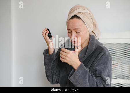 Frau, die Gesichtspeeling oder Beauty Maske zu Hause, Hautpflege Schönheit Routine und Hautpflege Regime, Self-Care Wellness Stockfoto
