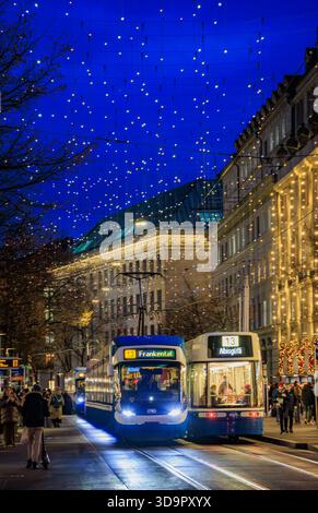 Zürich, Schweiz - 5. Dezember 2025: Während der Weihnachtsfeiertage erleuchten ikonische Lucy-Lichter die Bahnhofstraße, die geschäftige Einkaufsstraße Stockfoto