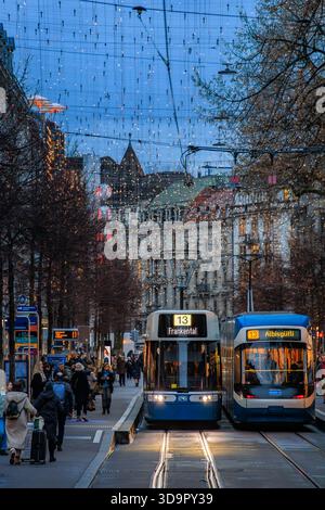 Zürich, Schweiz - 5. Dezember 2025: Während der Weihnachtsfeiertage erleuchten ikonische Lucy-Lichter die Bahnhofstraße, die geschäftige Einkaufsstraße Stockfoto