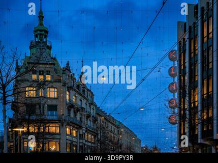 Zürich, Schweiz - 5. Dezember 2025: Während der Weihnachtsfeiertage erleuchten ikonische Lucy-Lichter die Bahnhofstraße, die geschäftige Einkaufsstraße Stockfoto