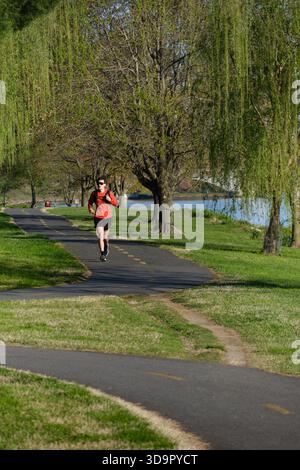 Mann, der im Flughafenpark am Potomak River in der Nähe von Gravelly Point läuft Stockfoto
