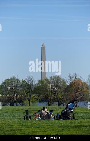 Schotterpunkt mit Washington Monument und Potomak River im Hintergrund Stockfoto