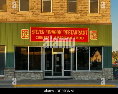 ROSEAU, MN - 21. JUL 2025: Silver Dragon Restaurant, in dem chinesische und amerikanische Küche im Norden von Minnesota serviert wird, bei Abendlicht. Stockfoto
