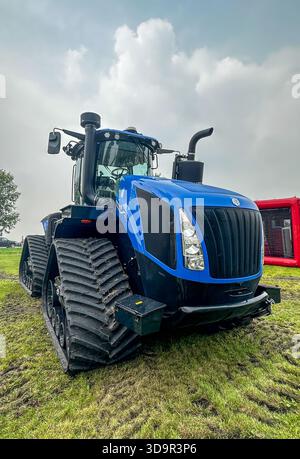 ROSEAU, MN - 23. JUL 2025: New Holland T9 700-Kettendozer in Nahaufnahme, rechte Vorderansicht. Stockfoto