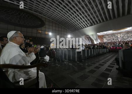 Vatikan, Vatikan. Dezember 2025. **NO LIBRI** Italien, Rom, Vatikan, 2025/12/6 Papst Leo XIV. Nimmt an einem weihnachtskonzert für die Armen im Paul-VI-Saal im Vatikan Teil Foto von VATIKANISCHEN MEDIEN /Katholische Presse Foto: Unabhängige Fotoagentur/Alamy Live News Stockfoto