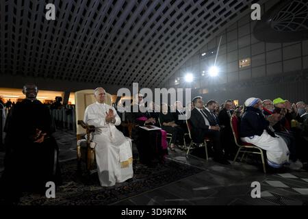 Vatikan, Vatikan. Dezember 2025. **NO LIBRI** Italien, Rom, Vatikan, 2025/12/6 Papst Leo XIV. Nimmt an einem weihnachtskonzert für die Armen im Paul-VI-Saal im Vatikan Teil Foto von VATIKANISCHEN MEDIEN /Katholische Presse Foto: Unabhängige Fotoagentur/Alamy Live News Stockfoto