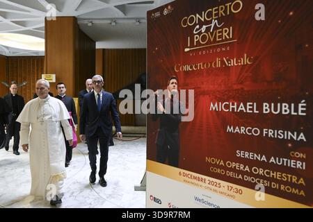 Vatikan, Vatikan. Dezember 2025. **NO LIBRI** Italien, Rom, Vatikan, 2025/12/6 Papst Leo XIV. Nimmt an einem weihnachtskonzert für die Armen im Paul-VI-Saal im Vatikan Teil Foto von VATIKANISCHEN MEDIEN /Katholische Presse Foto: Unabhängige Fotoagentur/Alamy Live News Stockfoto