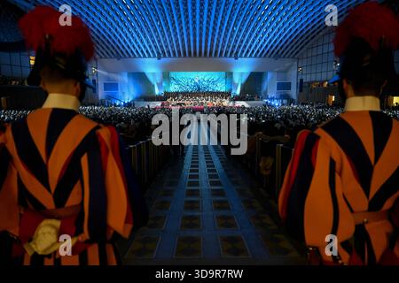 Vatikan, Vatikan. Dezember 2025. **NO LIBRI** Italien, Rom, Vatikan, 2025/12/6 Papst Leo XIV. Nimmt an einem weihnachtskonzert für die Armen im Paul-VI-Saal im Vatikan Teil Foto von VATIKANISCHEN MEDIEN /Katholische Presse Foto: Unabhängige Fotoagentur/Alamy Live News Stockfoto