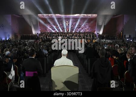 Vatikan, Vatikan. Dezember 2025. **NO LIBRI** Italien, Rom, Vatikan, 2025/12/6 Papst Leo XIV. Nimmt an einem weihnachtskonzert für die Armen im Paul-VI-Saal im Vatikan Teil Foto von VATIKANISCHEN MEDIEN /Katholische Presse Foto: Unabhängige Fotoagentur/Alamy Live News Stockfoto