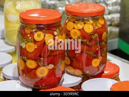 Natürliches, hausgemachtes eingelegtes Gemüse in Glas-einmachgläsern, das auf dem Markt verkauft wird Stockfoto