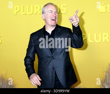 Pluribus-Saison Premiere in der Directors Guild of America am 4. November 2025 in Los Angeles, KALIFORNIEN mit Bob Odenkirk Where: Los Angeles, Kalifornien, USA When: 05 Nov 2025 Credit: Nicky Nelson/WENN Stockfoto