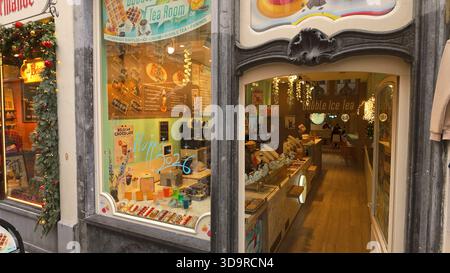 BRÜSSEL, BELGIEN - 26. NOVEMBER 2025 - Storefront eines Süßwarengeschäfts in Brüssel, in dem verschiedene Desserts und Getränke verkauft werden Stockfoto