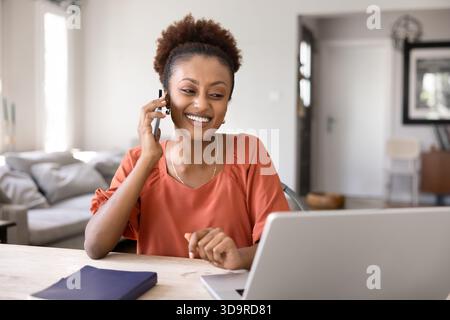 Schwarze Geschäftsfrau, die digitale Technologie für Fernarbeit nutzt Stockfoto