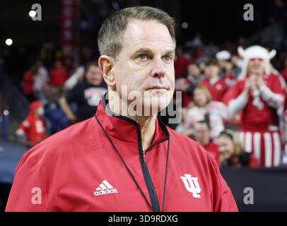 Indianapolis, Usa. Dezember 2025. Indiana-Cheftrainer Curt Cignetti betritt das Feld vor dem Start des College Football Big Ten Championship Game gegen die Ohio State Buckeyes im Lucas Oil Stadium in Indianapolis, Indiana, am Samstag, den 6. Dezember 2025. Foto: Aaron Josefczyk/UPI Credit: UPI/Alamy Live News Stockfoto