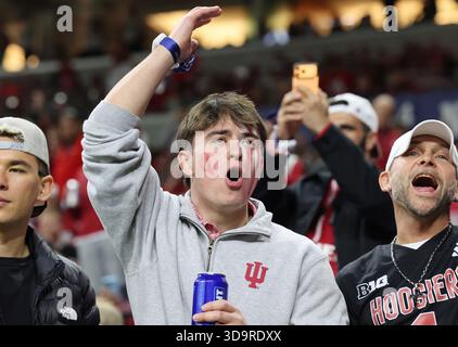 Indianapolis, Usa. Dezember 2025. Die Fans der Indiana Hoosiers jubeln ihr Team vor dem Start des College Football Big Ten Championship Game gegen die Ohio State Buckeyes im Lucas Oil Stadium in Indianapolis, Indiana, am Samstag, den 6. Dezember 2025. Foto: Aaron Josefczyk/UPI Credit: UPI/Alamy Live News Stockfoto