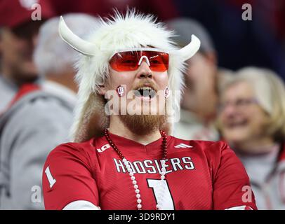 Indianapolis, Usa. Dezember 2025. Ein Fan der Indiana Hoosiers bejubelt sein Team vor dem Start des College Football Big Ten Championship Game gegen die Ohio State Buckeyes im Lucas Oil Stadium in Indianapolis, Indiana, am Samstag, den 6. Dezember 2025. Foto: Aaron Josefczyk/UPI Credit: UPI/Alamy Live News Stockfoto
