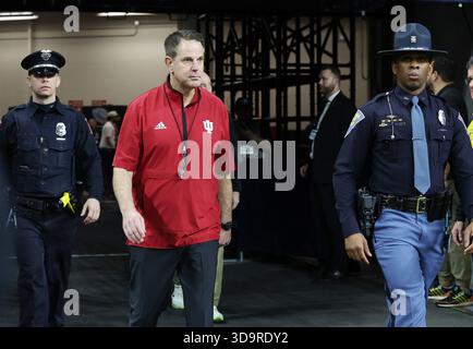 Indianapolis, Usa. Dezember 2025. Indiana-Cheftrainer Curt Cignetti betritt das Feld vor dem Start des College Football Big Ten Championship Game gegen die Ohio State Buckeyes im Lucas Oil Stadium in Indianapolis, Indiana, am Samstag, den 6. Dezember 2025. Foto: Aaron Josefczyk/UPI Credit: UPI/Alamy Live News Stockfoto
