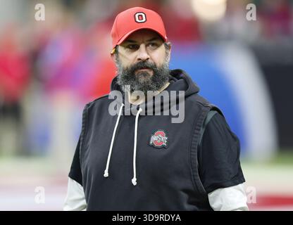 Indianapolis, Usa. Dezember 2025. Ohio State Head Coach beobachtet sein Team vor dem Start des College Football Big Ten Championship Game gegen die Indiana Hoosiers im Lucas Oil Stadium in Indianapolis, Indiana, am Samstag, den 6. Dezember 2025. Foto: Aaron Josefczyk/UPI Credit: UPI/Alamy Live News Stockfoto