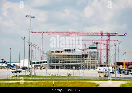 Istanbul, Türkei - 9. August 2008: Flughafenterminalgebäude im Bau mit vielen roten Kränen, Gerüsten und Flugzeugen auf dem Boden Kreatin Stockfoto