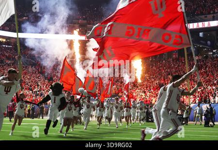 Indianapolis, Usa. Dezember 2025. Die Indiana Hoosiers laufen am Samstag, den 6. Dezember 2025 im Lucas Oil Stadium in Indianapolis, Indiana, vor dem Start des Big Ten Championship Game gegen die Ohio State Buckeyes. Foto: Aaron Josefczyk/UPI Credit: UPI/Alamy Live News Stockfoto