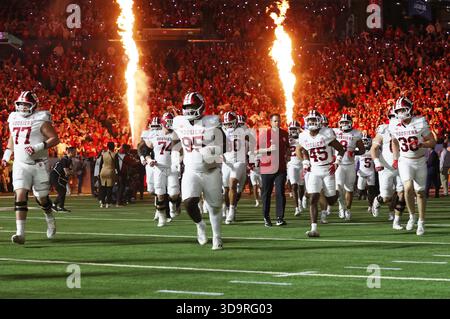 Indianapolis, Usa. Dezember 2025. Die Indiana Hoosiers laufen am Samstag, den 6. Dezember 2025 im Lucas Oil Stadium in Indianapolis, Indiana, vor dem Start des Big Ten Championship Game gegen die Ohio State Buckeyes. Foto: Aaron Josefczyk/UPI Credit: UPI/Alamy Live News Stockfoto