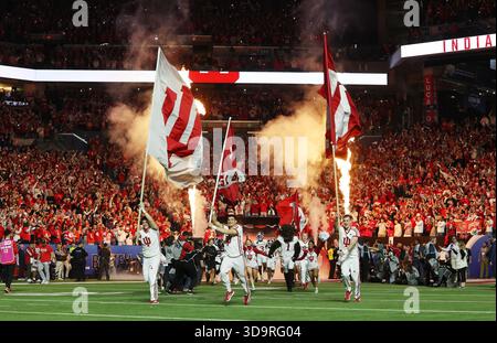 Indianapolis, Usa. Dezember 2025. Die Indiana Hoosiers laufen am Samstag, den 6. Dezember 2025 im Lucas Oil Stadium in Indianapolis, Indiana, vor dem Start des Big Ten Championship Game gegen die Ohio State Buckeyes. Foto: Aaron Josefczyk/UPI Credit: UPI/Alamy Live News Stockfoto