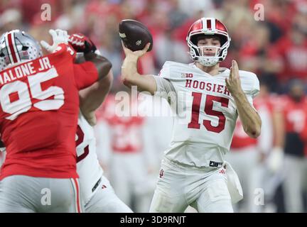 Indianapolis, Usa. Dezember 2025. Der Indiana Quarterback Fernando Mendoza (15) durchquert im ersten Quartal gegen die Ohio State Buckeyes während des College Football Big Ten Championship Game im Lucas Oil Stadium in Indianapolis, Indiana, am Samstag, den 6. Dezember 2025. Foto von Aaron Josefczyk/UPI. Quelle: UPI/Alamy Live News Stockfoto