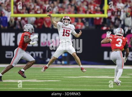Indianapolis, Usa. Dezember 2025. Der Indiana Quarterback Fernando Mendoza (15) tritt im ersten Quartal während des College Football Big Ten Championship Game im Lucas Oil Stadium in Indianapolis, Indiana, gegen die Ohio State Buckeyes im ersten Quartal 2025 an. Foto: Aaron Josefczyk/UPI Credit: UPI/Alamy Live News Stockfoto
