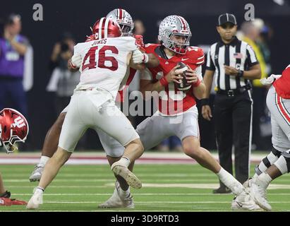 Indianapolis, Usa. Dezember 2025. Der Ohio State Quarterback Julian Sayin (10) wird von Indiana Linebacker Isaiah Jones (46) im zweiten Quartal während des College Football Big Ten Championship Game im Lucas Oil Stadium in Indianapolis, Indiana, am Samstag, den 6. Dezember 2025 unter Druck gesetzt. Foto von Aaron Josefczyk/UPI. Quelle: UPI/Alamy Live News Stockfoto