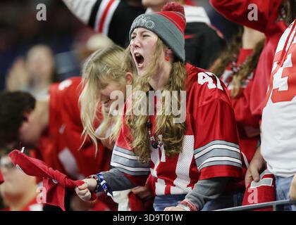 Indianapolis, Usa. Dezember 2025. Ein Fan des Bundesstaates Ohio jubelte ihr Team während des College Football Big Ten Championship Game gegen die Indiana Hoosiers im Lucas Oil Stadium in Indianapolis, Indiana, am Samstag, den 6. Dezember 2025. Foto von Aaron Josefczyk/UPI. Quelle: UPI/Alamy Live News Stockfoto