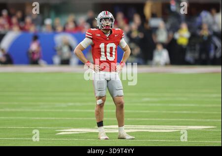 Indianapolis, Usa. Dezember 2025. Ohio State Quarterback Julian Sayin (10) sieht sich die Scoreboard im vierten Quartal gegen die Indiana Hoosiers während des College Football Big Ten Championship Game im Lucas Oil Stadium in Indianapolis, Indiana, am Samstag, den 6. Dezember 2025 an. Foto von Aaron Josefczyk/UPI. Quelle: UPI/Alamy Live News Stockfoto