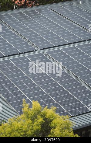 Solarpaneele auf dem Dach im städtischen Bereich installiert Stockfoto